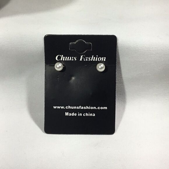 6mm Imitation Pearl Studs (UC3) - Picture 1 of 6